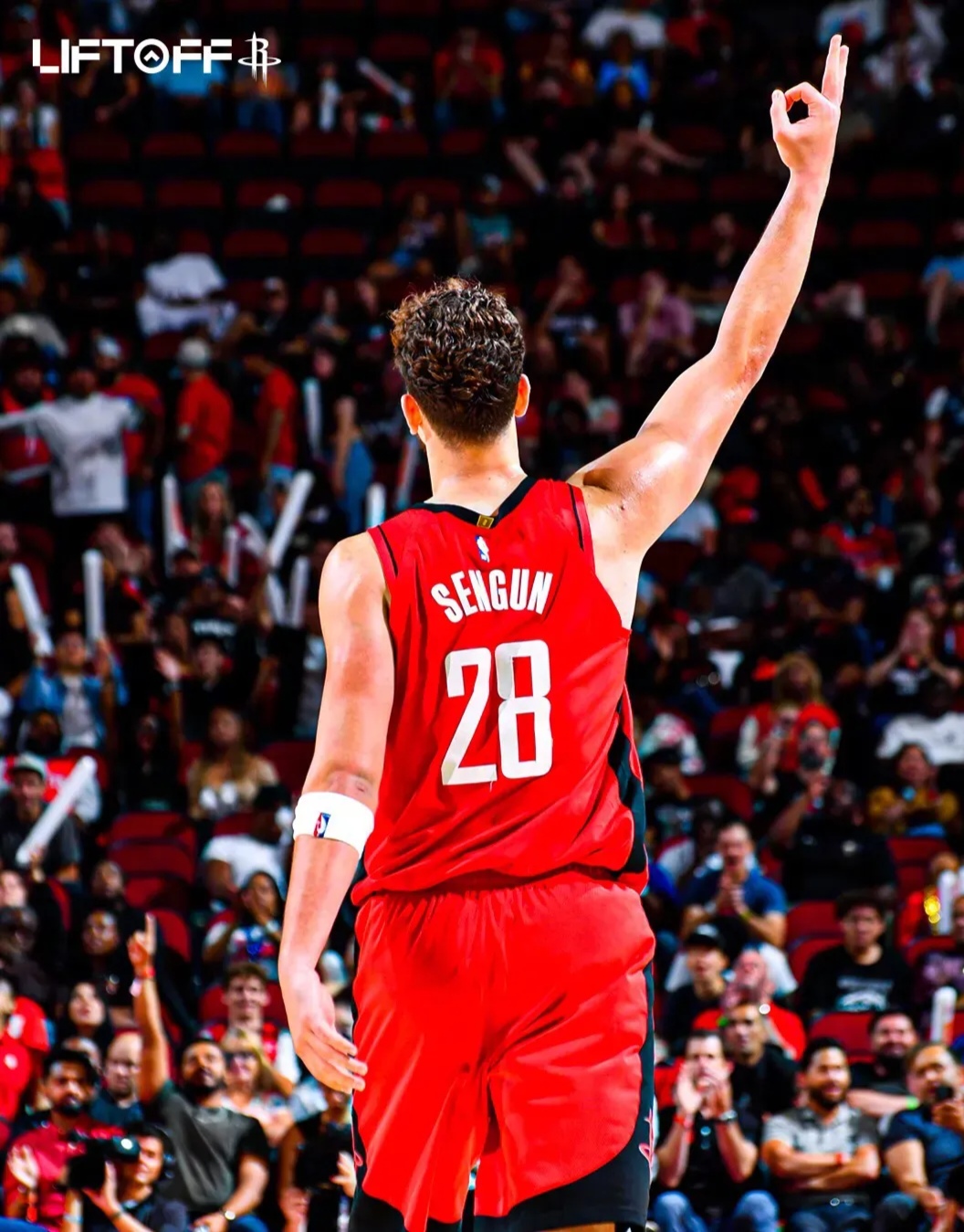 包含独行侠队年轻球员崛起，成为关键先发的词条