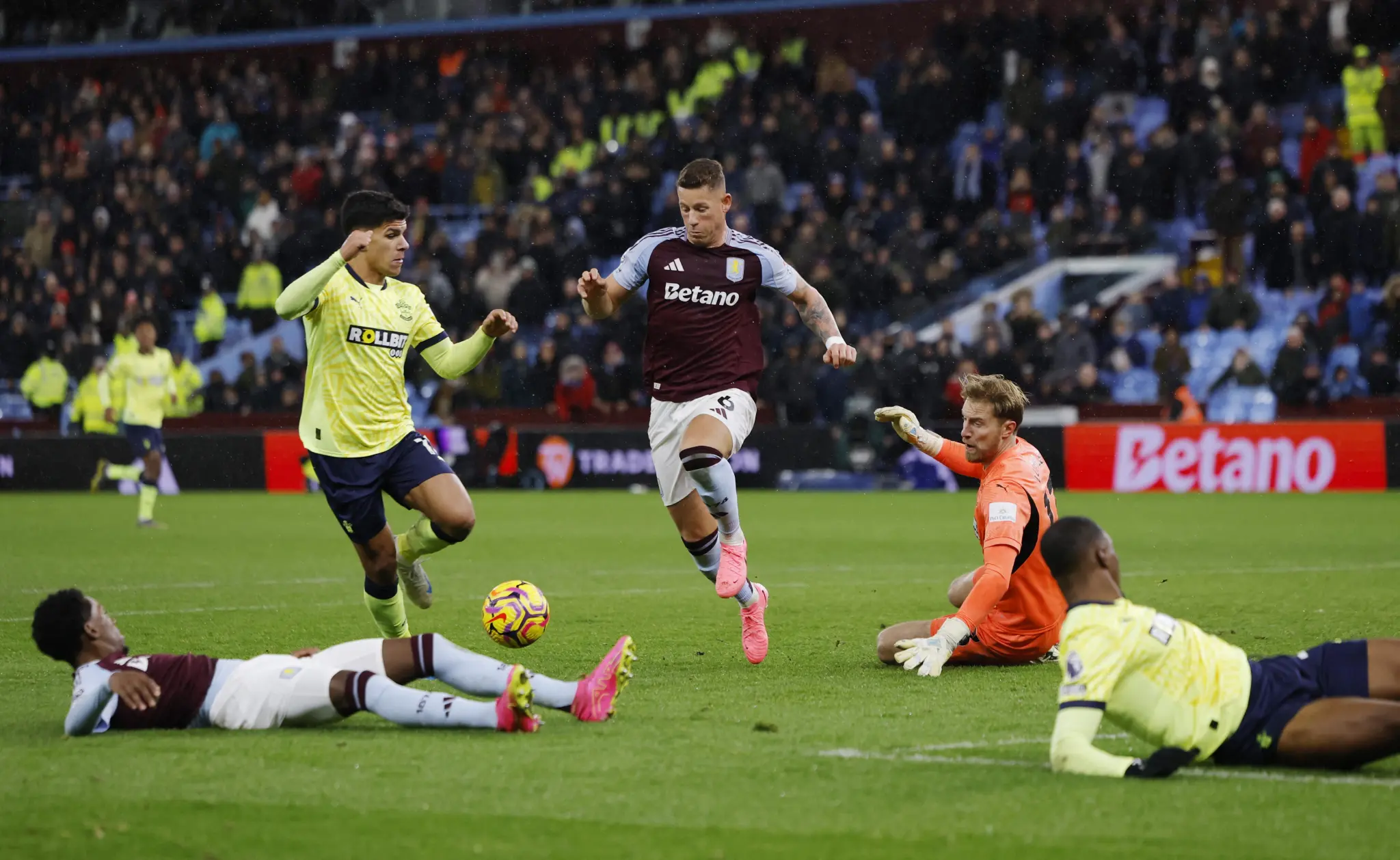 关于南安普敦中场状态低迷，球队面临调整的信息