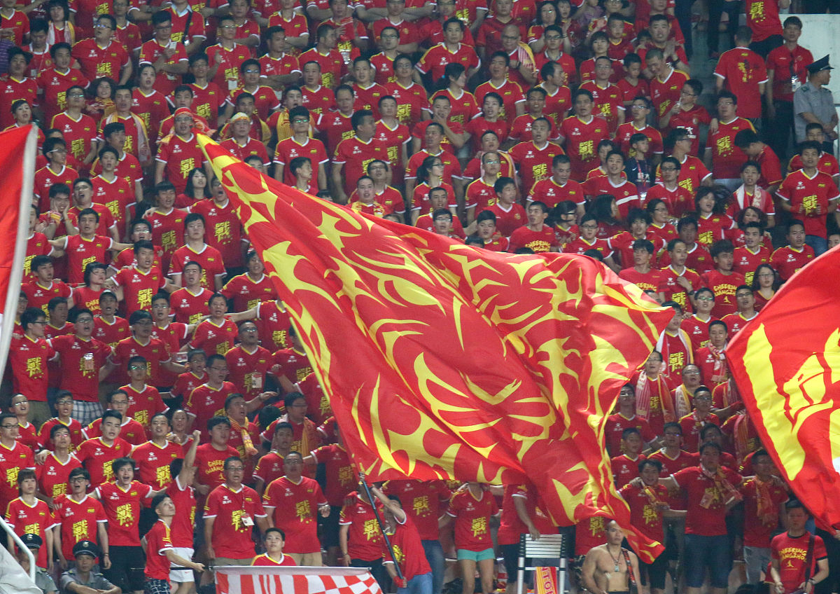 激烈足球比赛将要打响，球迷们期待精彩绝伦的比赛的简单介绍