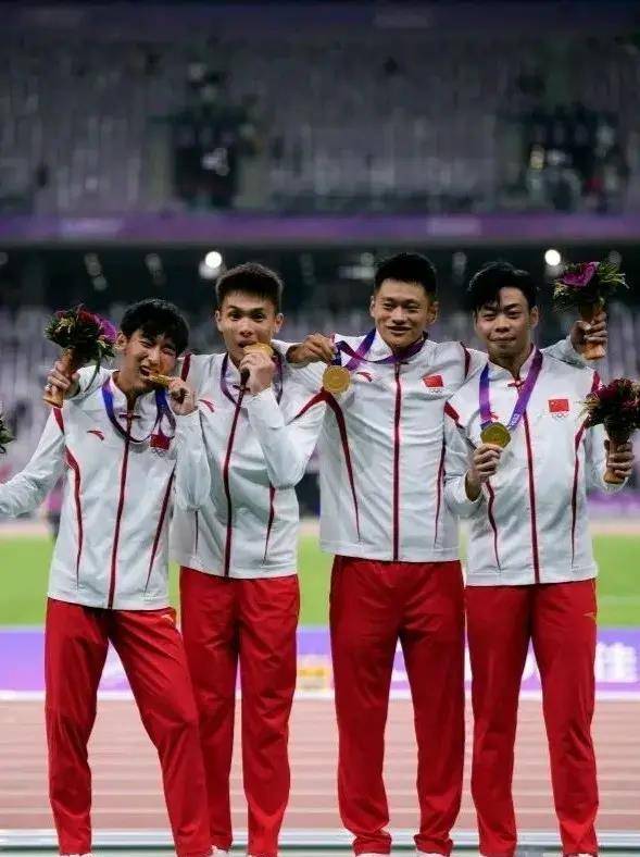 运动员们在场上全力奔跑，力争一胜