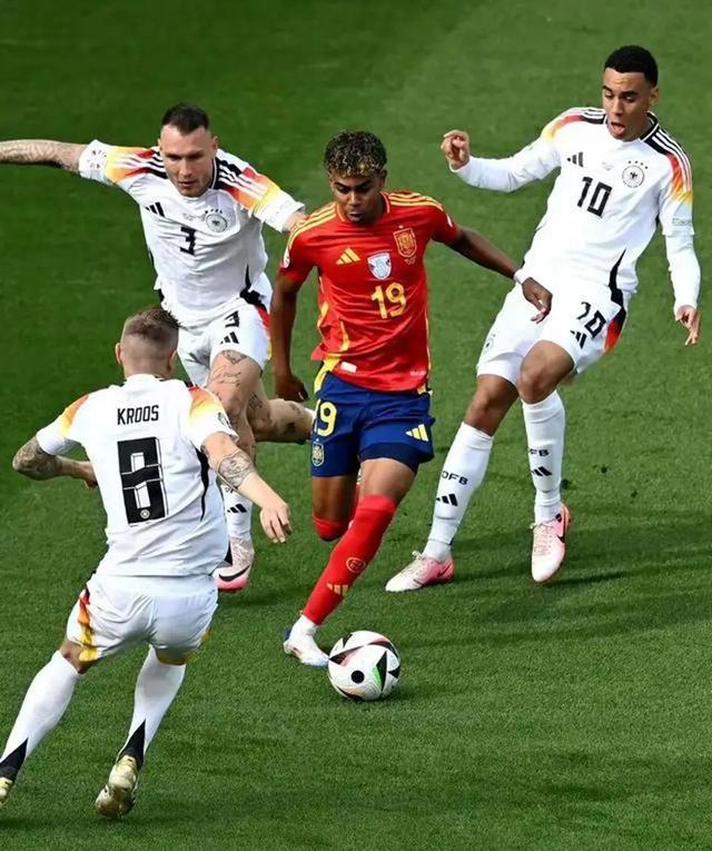 开云体育登录-英格兰队与法国队展开激烈争夺，争夺晋级权