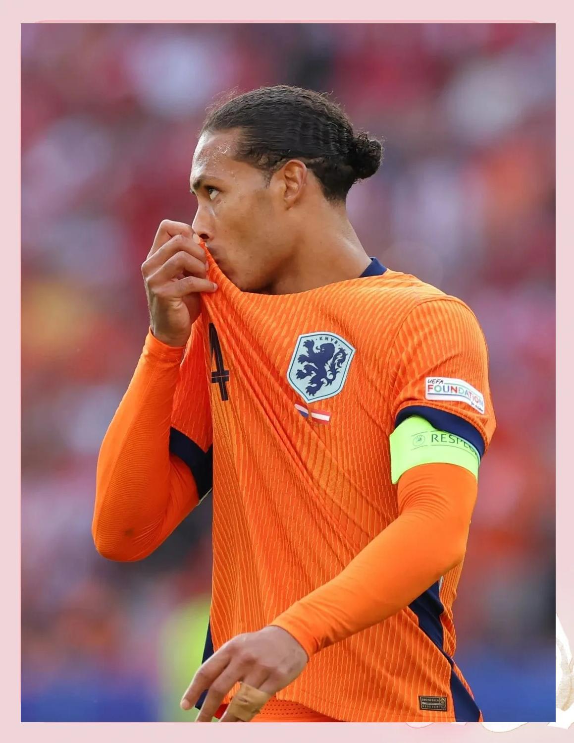 英格兰队与法国队展开激烈争夺，争夺晋级权