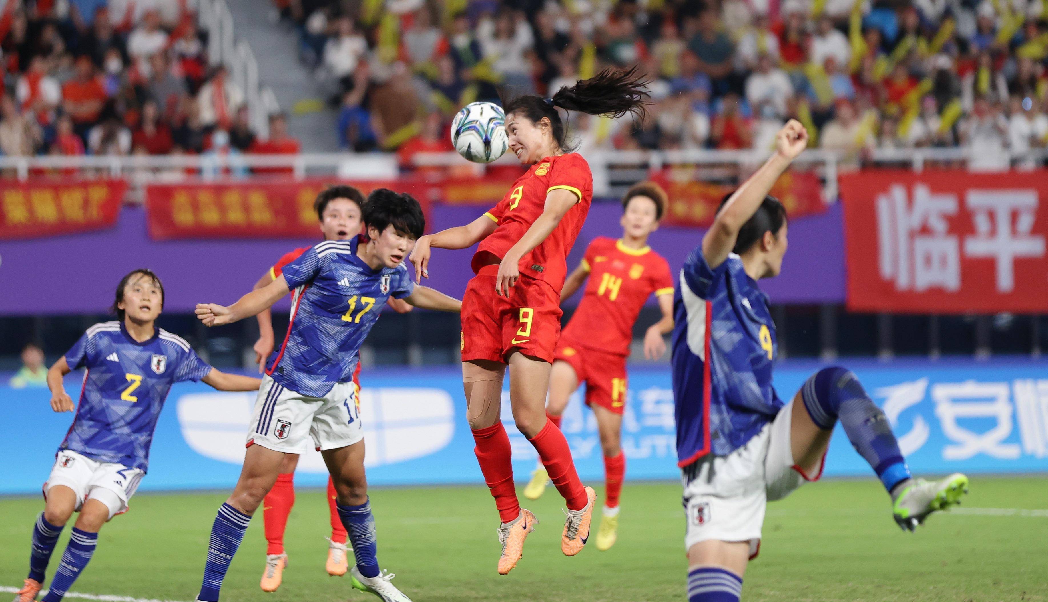 开云官网-世界各地女足球队在比赛中发挥实力