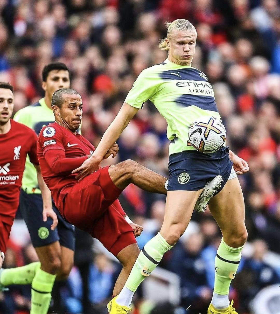 足球赛事中球员的出彩表现被球迷称赞的简单介绍