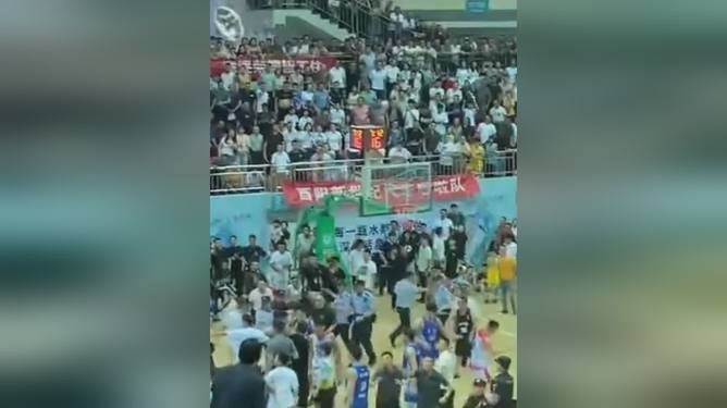 开云官网-顶级篮球联赛中的纷争引发热议