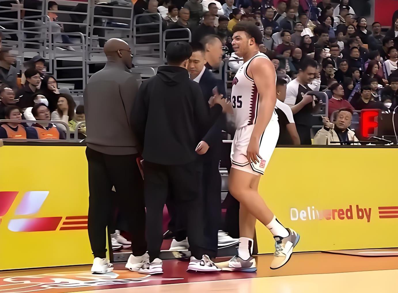 精英球队交锋，场上对决精彩纷呈的简单介绍