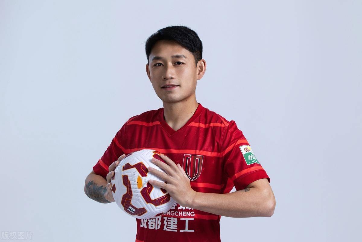 竞技擂台热闹非凡，新赛季球员备战