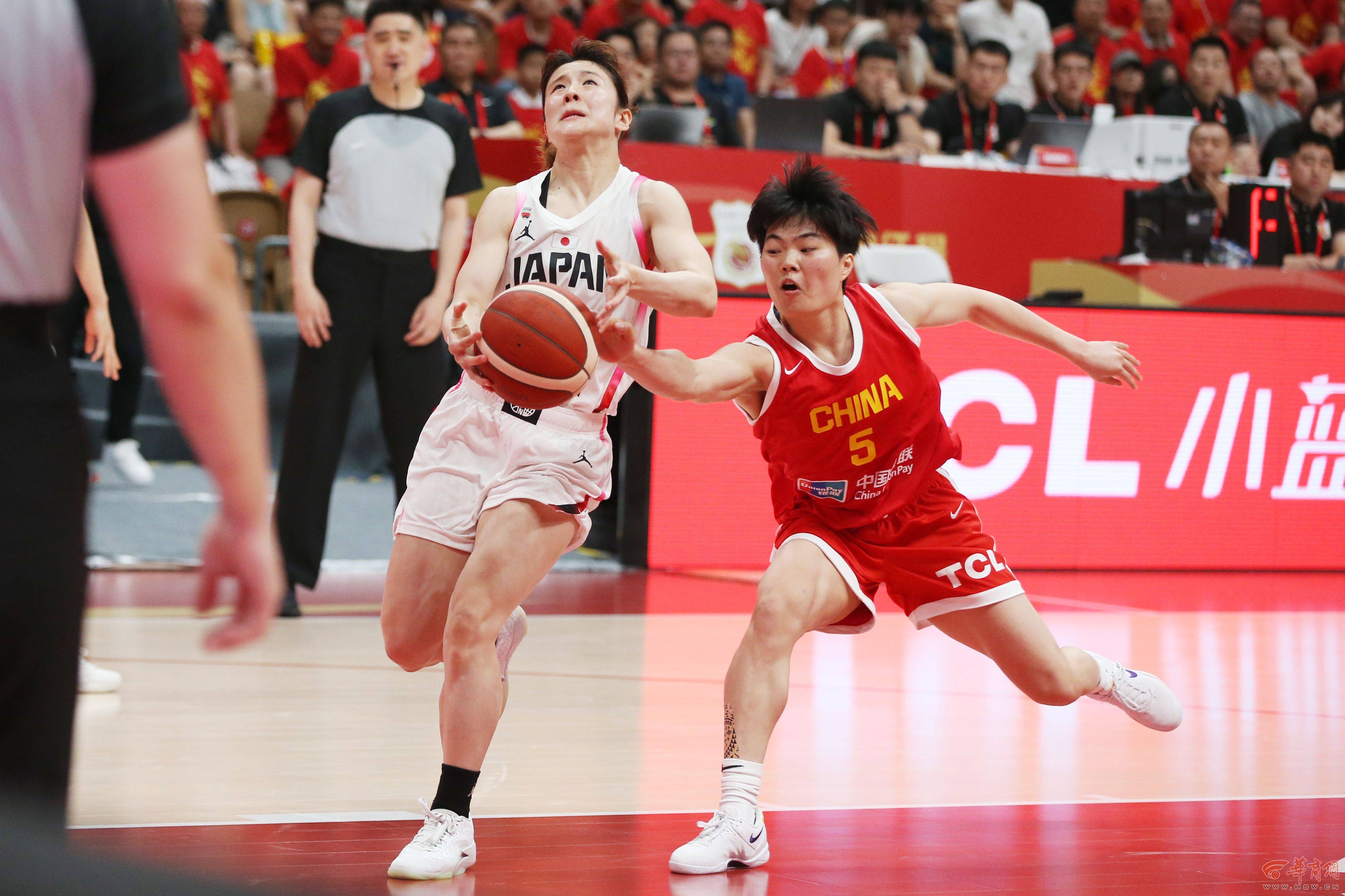 包含跨国篮球对抗精彩盛宴，球迷热情高涨的词条