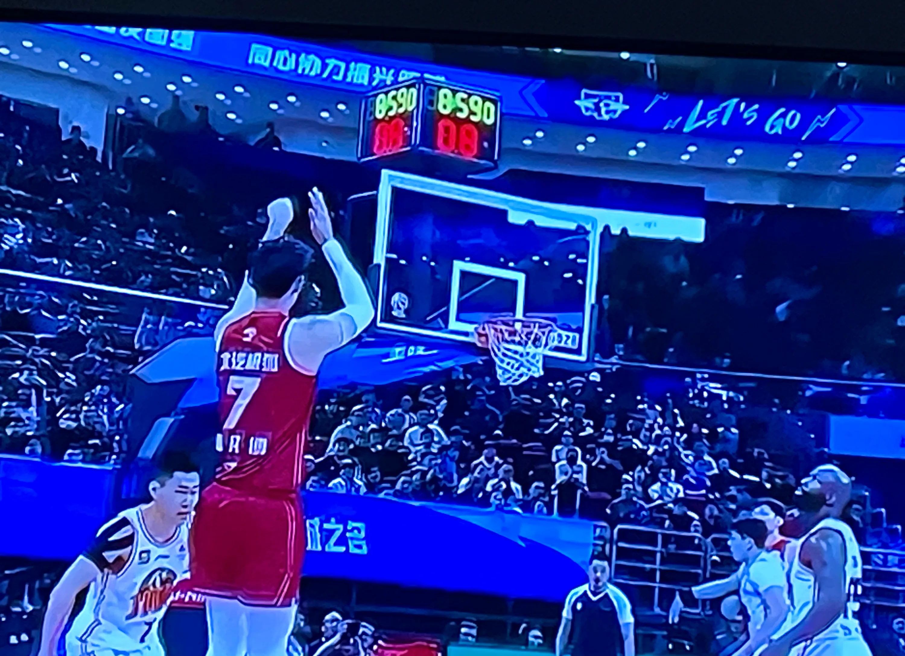 吉林队主帅微笑走下场，队员表现出色的简单介绍