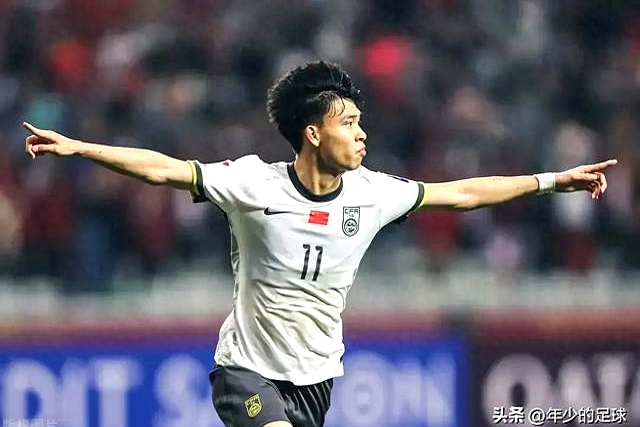 开云体育在线-澳大利亚队长在国外探访足球学院