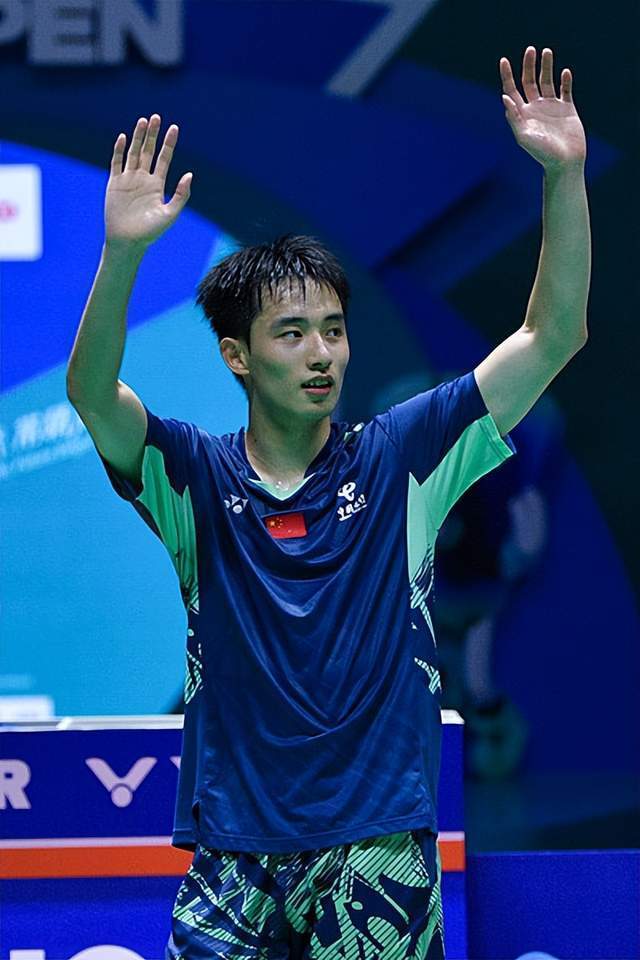 开云官网-羽毛球选手力挫对手赢得胜利