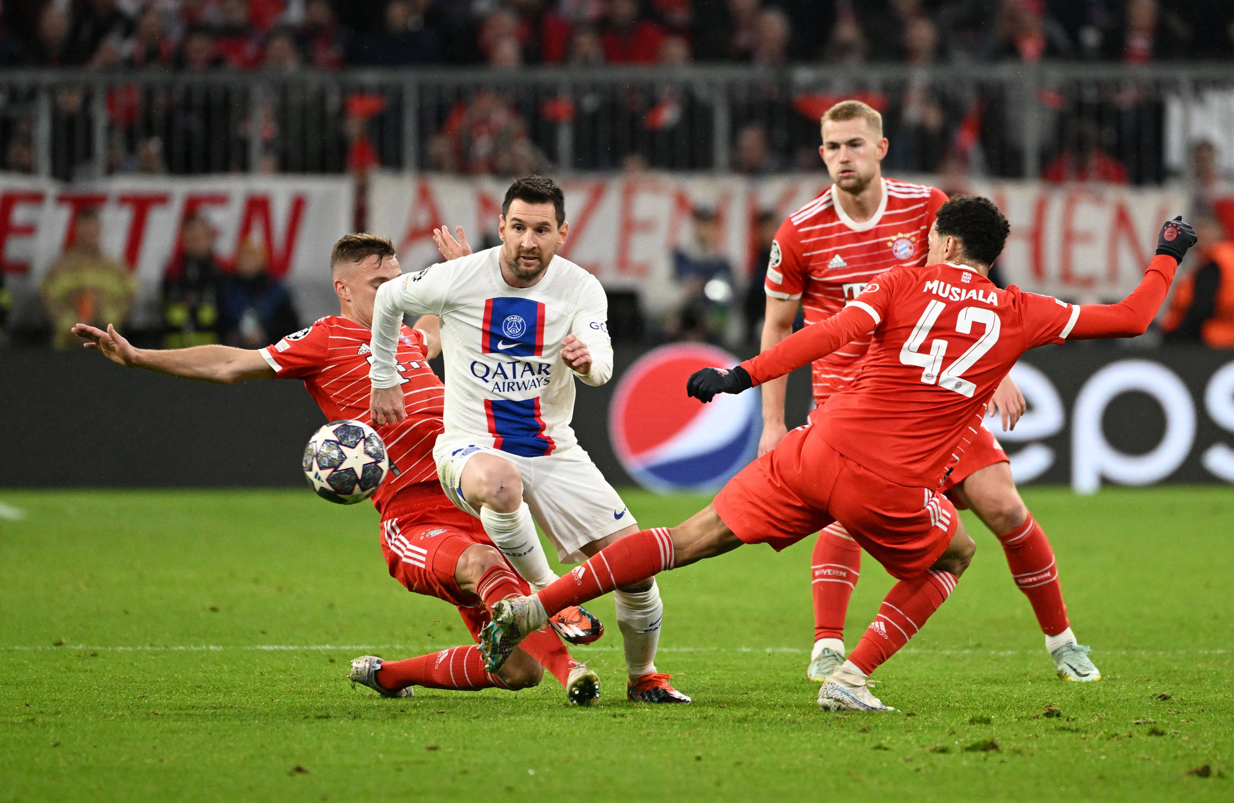 包含拜仁慕尼黑客场力克门兴，豪取联赛三连胜的词条