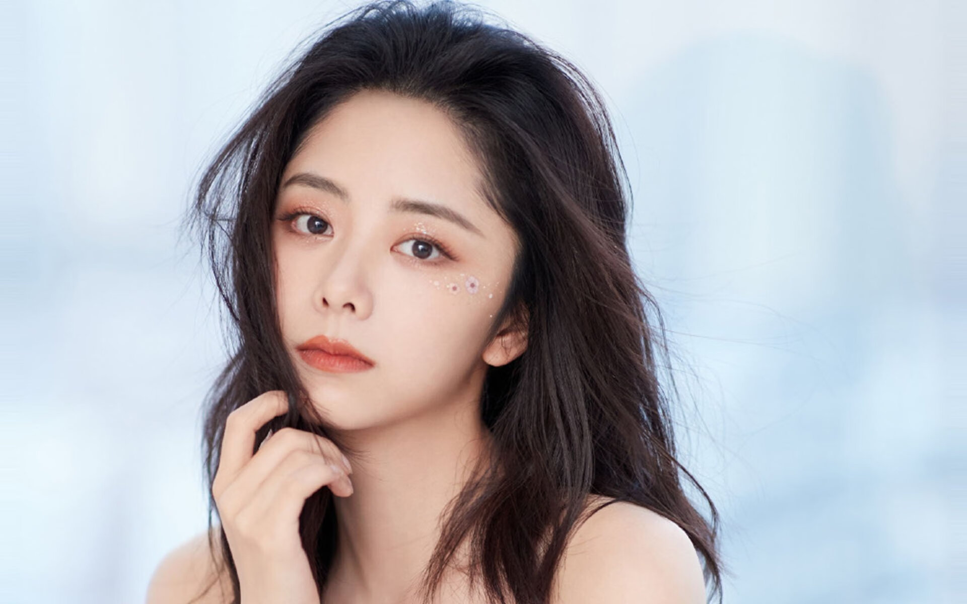 开云体育中国-双域称王，里昂稳胜切尔西演绎足球艺术，基耶萨接管季后赛展篮球锋芒